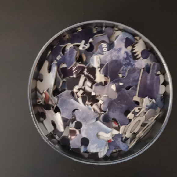 2009 Tim Horton's Sidney Crosby 100 Piece Puzzle in a Round Cookie Tin Can - Picture 5 of 5